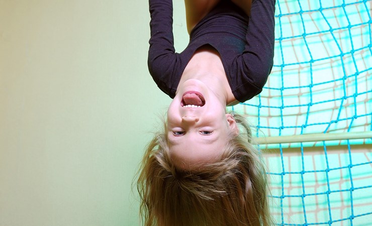 Pige der hænger i en gynge fra loftet
